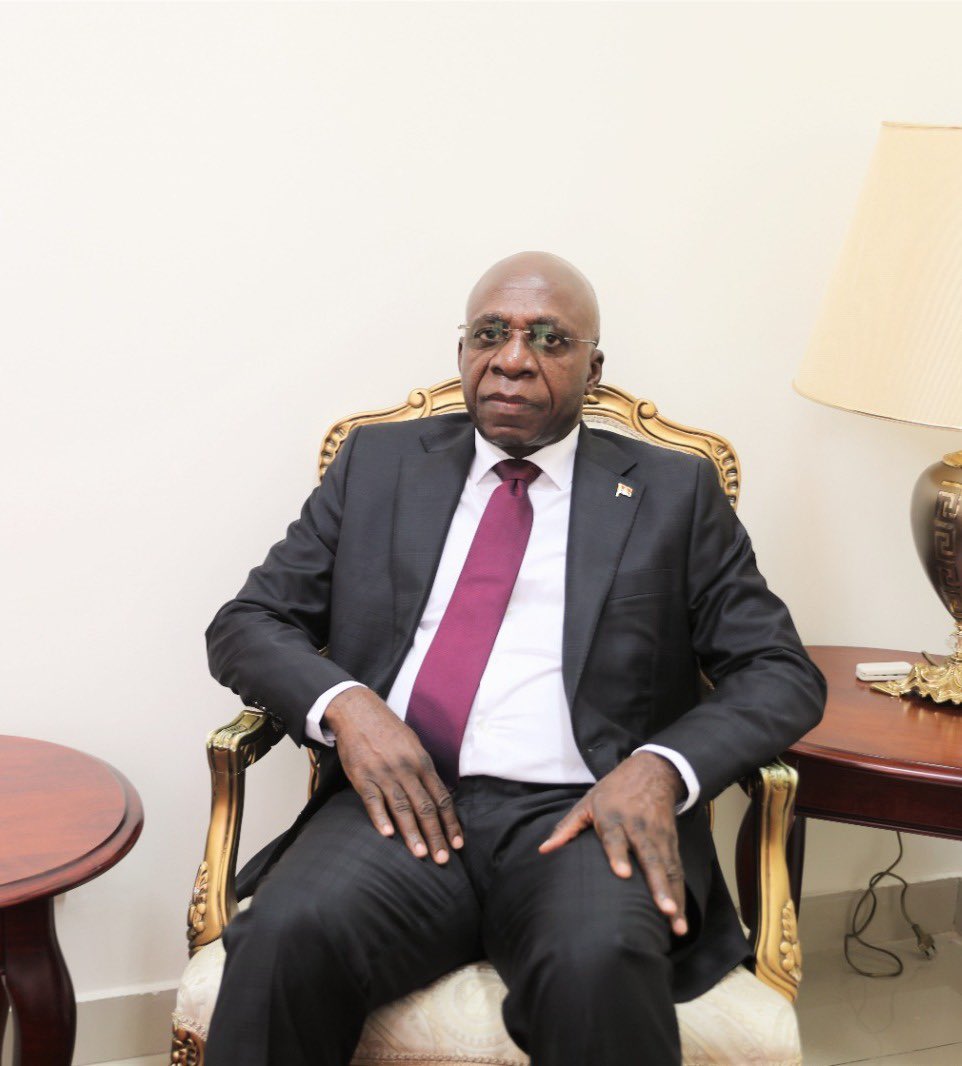 Minister Téte António met this Wednesday morning, in Luanda, with his Zimbabwean counterpart, Frederick Musiiwa Makamure Shava, to analyze aspects inherent to bilateral cooperation between the Republic of Angola and the Republic of Zimbabwe.