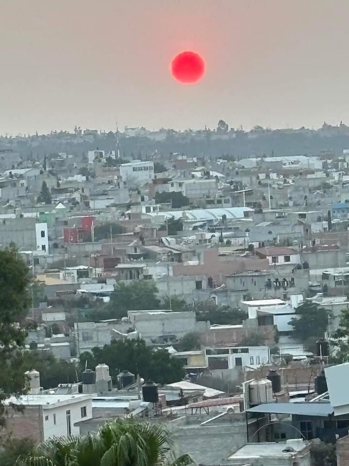 🇲🇽 | Atardecer del lunes desde la colonial Santiago de Querétaro, centro de #México. (Mayo 13, 2024). #Sun #Arrebol #Climagram #Sunset Perl Oviedo ✓.