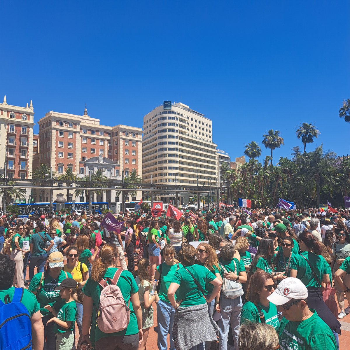 ¡Las profes luchando también están educando!
El profesorado del IES El Almijar se une a las protestas por una educación pública de calidad: por la bajada de ratios, por la reducción de carga burocrática, por la atención a la diversidad, incremento del personal de orientación...