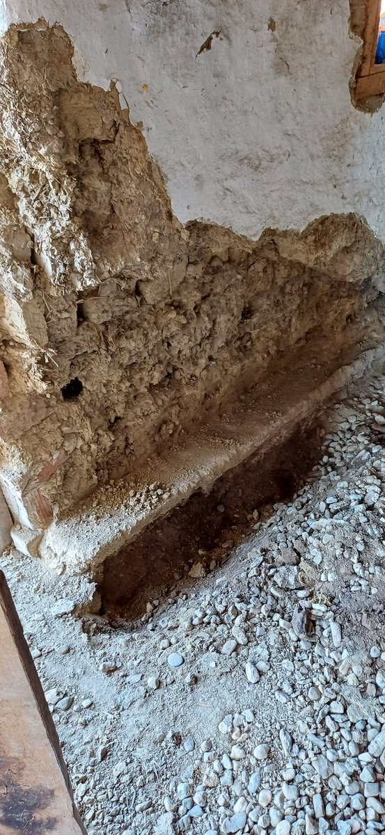 Jo napot allemaal 😊
Deze bloemen worden hier verzameld door kinderen en mensen met lage inkomens
Een kilo levert 500 forint op dus ong 1,25 euro.de andere foto is het project van vandaag . we het vanmiddag vol storten. 
Fijne dag🥰uit het chemtrailvrije
Arokto😉