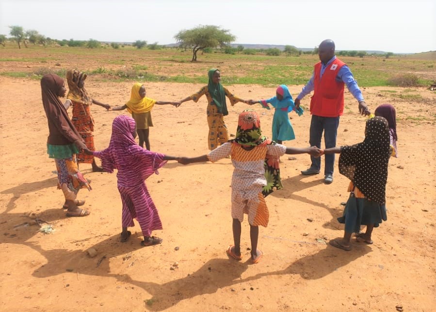 Bringing joy & Happiness to displaced children. As part of the assistance provided to vulnerable people in Niger through a partnership programmatic between @eu_echo & @IFRC, @crniger organizes recreational activities for displaced children to help them cope with their situation.