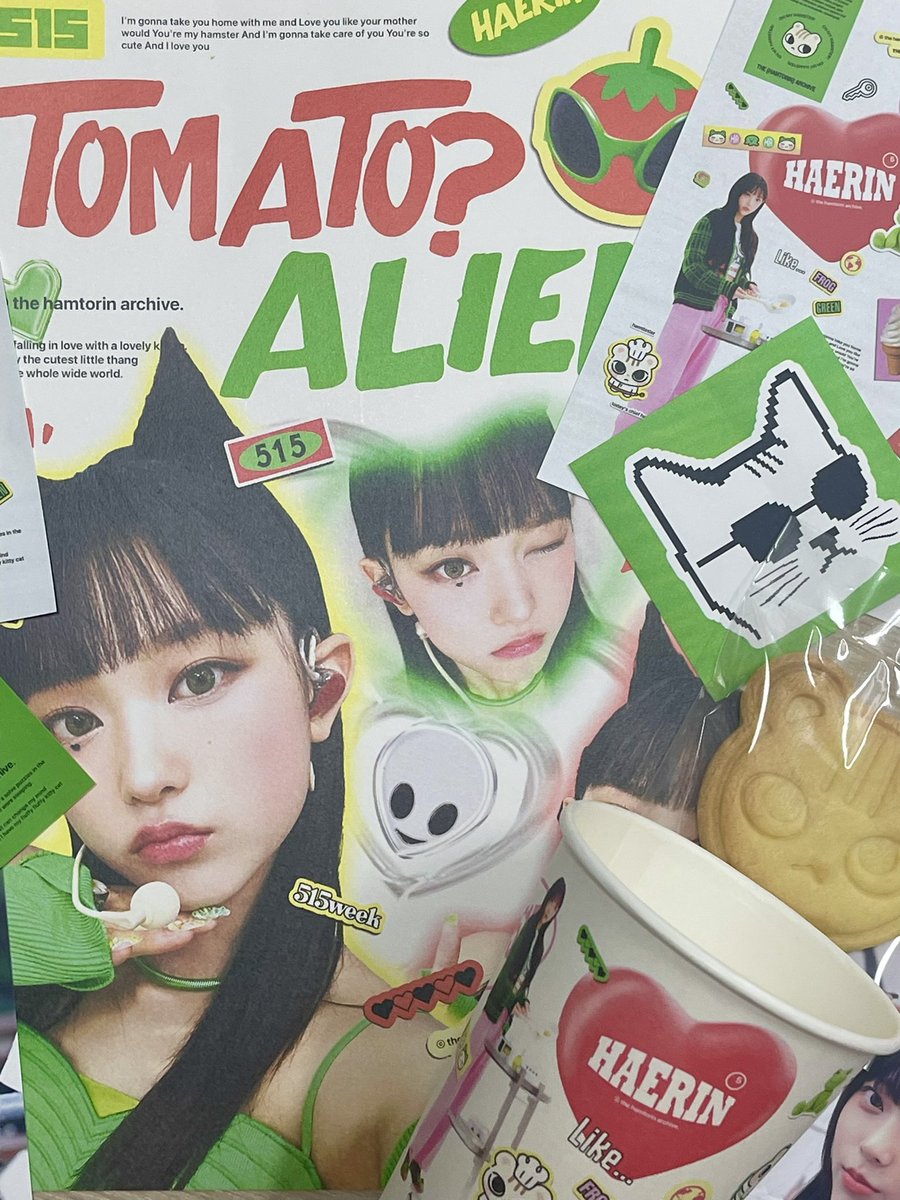 luvunive's tweet photo. 🍅🐸 The hamtorin archive 🐸🍅
토마토, 외계인, 그리고 고양이🐱
넓고 센스 있는 포토존이 많아서 참 좋았어요!! 왕크고 귀여운 포스터도 있고, 감성 있는 텔레비전으로는 쿠키 직캠이 나와요!! 😊 쿠키랑 특전들도 다 너무 기엽고 요기저기 햄토린 인형도 너무 귀여웠어요🥹
#방가방가_해린이날 https://t.co/7JwFaAcOrD