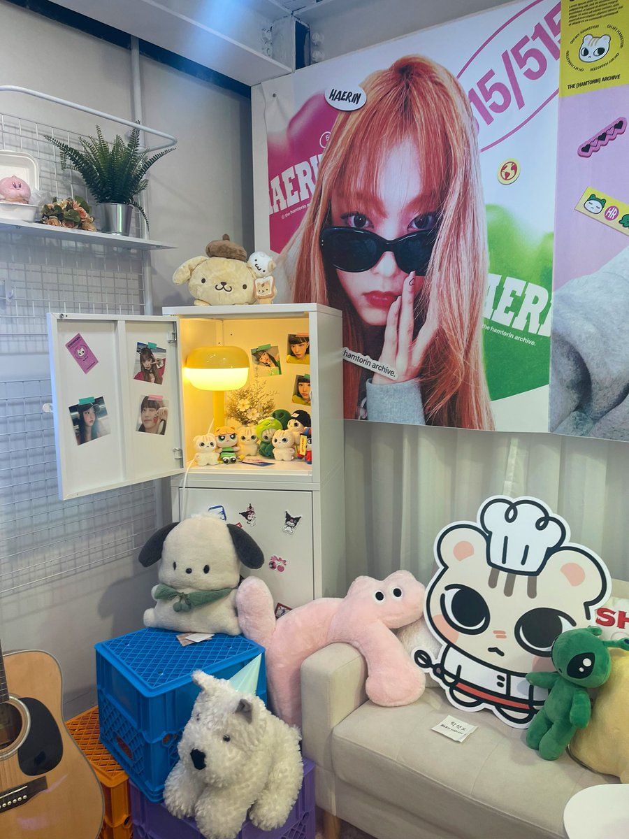 luvunive's tweet photo. 🍅🐸 The hamtorin archive 🐸🍅
토마토, 외계인, 그리고 고양이🐱
넓고 센스 있는 포토존이 많아서 참 좋았어요!! 왕크고 귀여운 포스터도 있고, 감성 있는 텔레비전으로는 쿠키 직캠이 나와요!! 😊 쿠키랑 특전들도 다 너무 기엽고 요기저기 햄토린 인형도 너무 귀여웠어요🥹
#방가방가_해린이날 https://t.co/7JwFaAcOrD