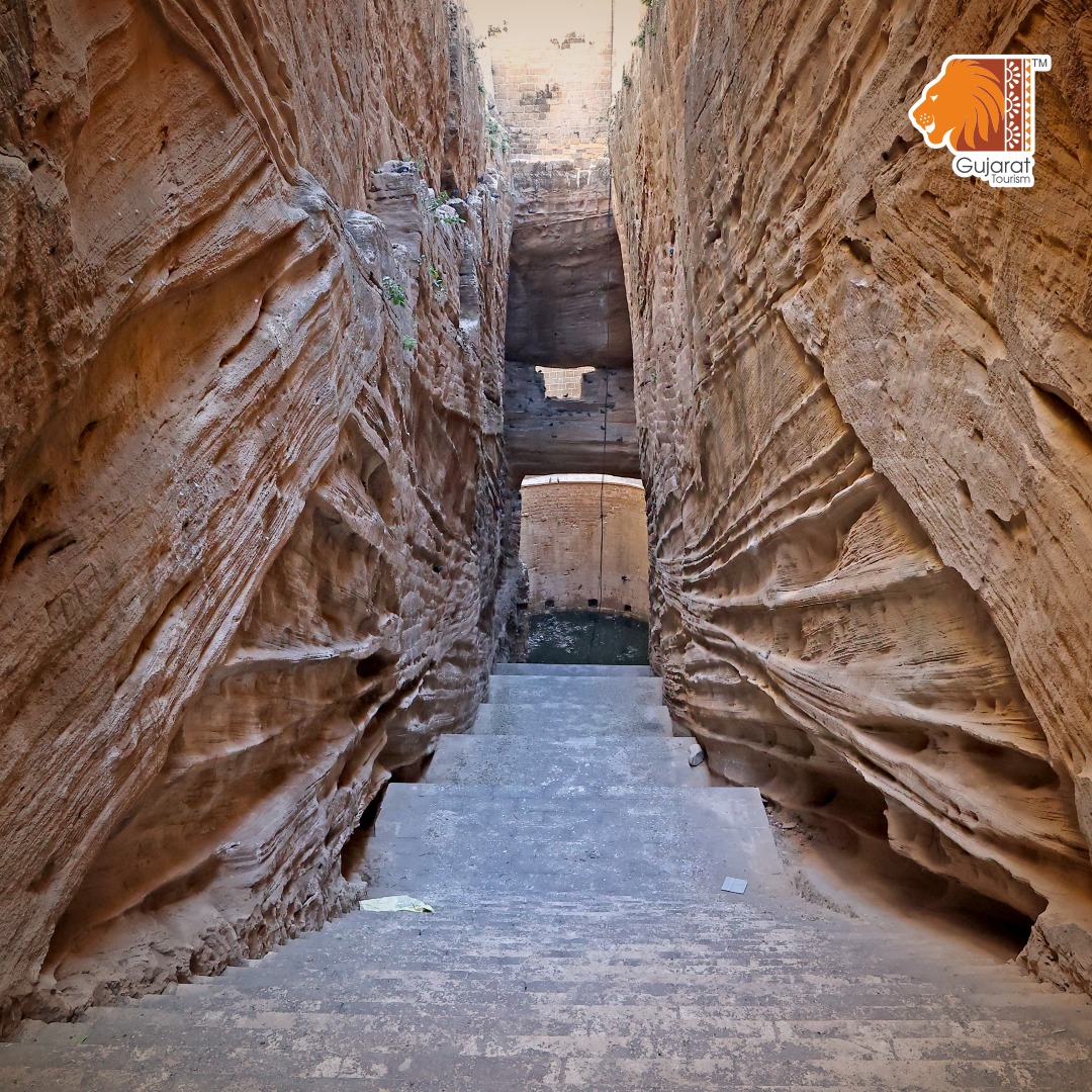 Gujarat has many stepwells, like Rani ki Vav & Adalaj ni Vav. But when you step into the Adi-Kadi Vav, it feels like you have entered a completely different world. It is perhaps the only step well that was not built but built by carving through natural solid rock and dates back