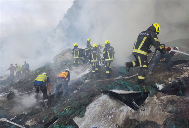 A fire above an open-cut tunnel along the Suhua Highway, likely triggered by a nearby reinforcement project, was still smoldering late Wednesday afternoon after starting Tuesday morning but had not caused any injuries, firefighters in eastern Taiwan said. focustaiwan.tw/society/202405…