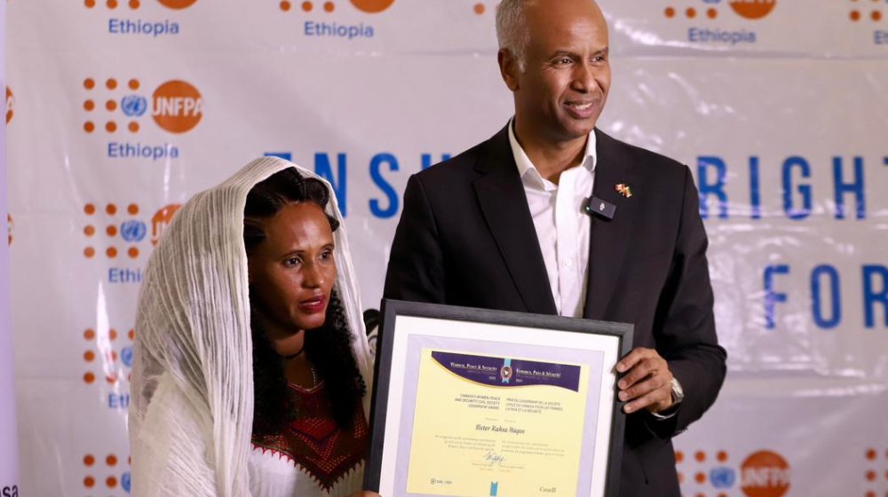 🌟Sister Kahsa Hagos receives the 2023 Women, Peace, & Security Award for her outstanding dedication to supporting survivors of sexual violence during conflict. 🏆 Honored by @CanadaDev Minister Ahmed Hussen for her remarkable courage & resilience. More: ethiopia.unfpa.org/en/news/sister…