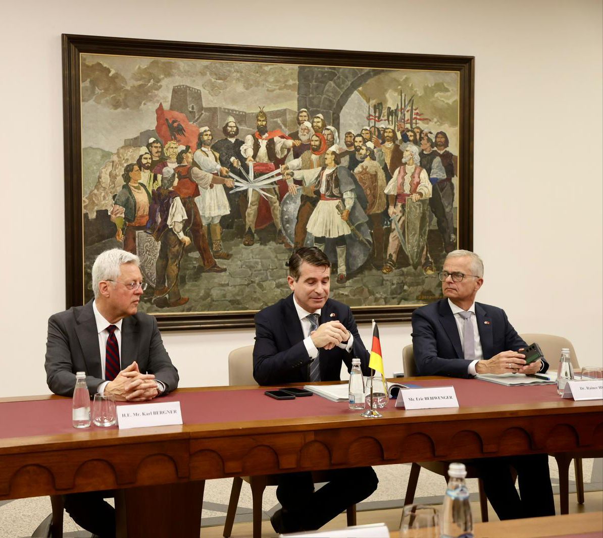 The Minister for Europe and Foreign Affairs, @IgliHasani, welcomed today the Minister of State for European and International Affairs of Bavaria,𝐄𝐫𝐢𝐜 𝐁𝐞𝐢ß𝐰𝐞𝐧𝐠𝐞𝐫. The ministers emphasized the excellent bilateral ties and cooperation between #Albania and #Germany, and