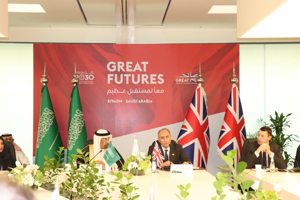 Hello from Saudi Arabia and the terrific #GREATFUTURES event I am attending in Riyadh. And what better way to kick it off than a fireside chat with @Khalid_AlFalih and @louiseminchin to discuss the billions of investment flows between🇬🇧 and 🇸🇦.