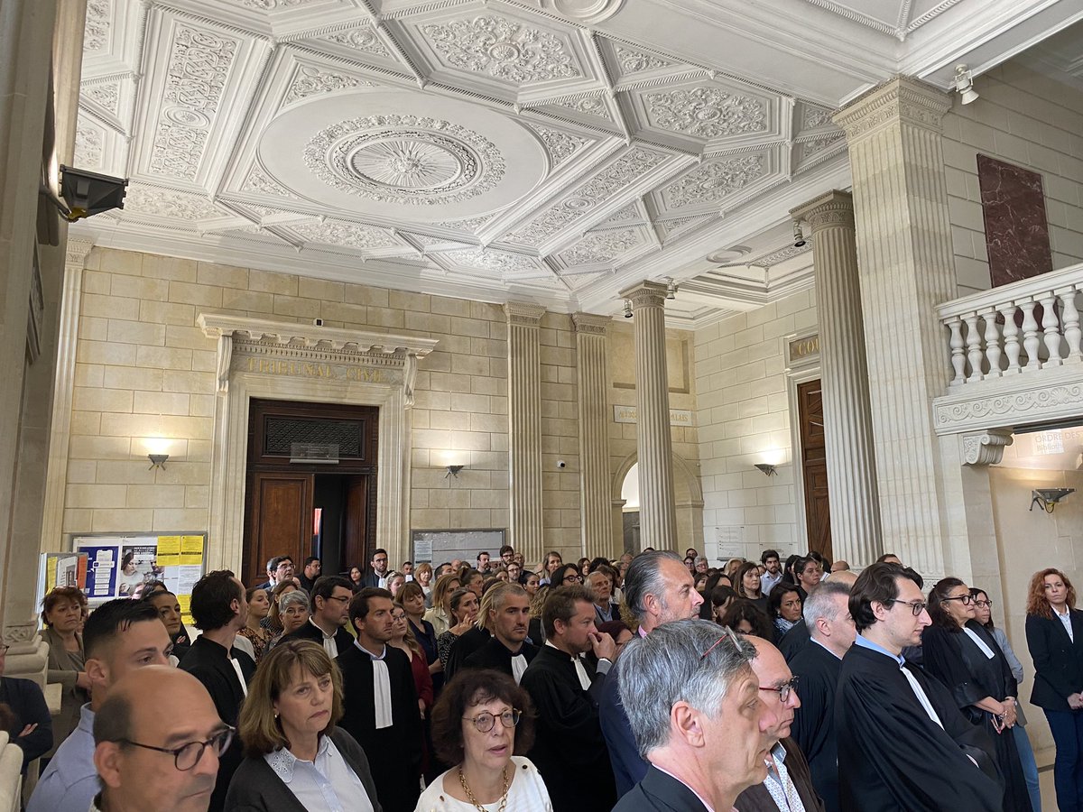 ⚫️Hommage Minute de silence de l’ensemble des personnels de la Cour d’Appel de Nîmes et du Tribunal Judiciaire de Nîmes et avocats du barreau de Nîmes, en hommage aux agents de l’administration pénitentiaire tués et blessés dans l’exercice de leurs fonction hier.