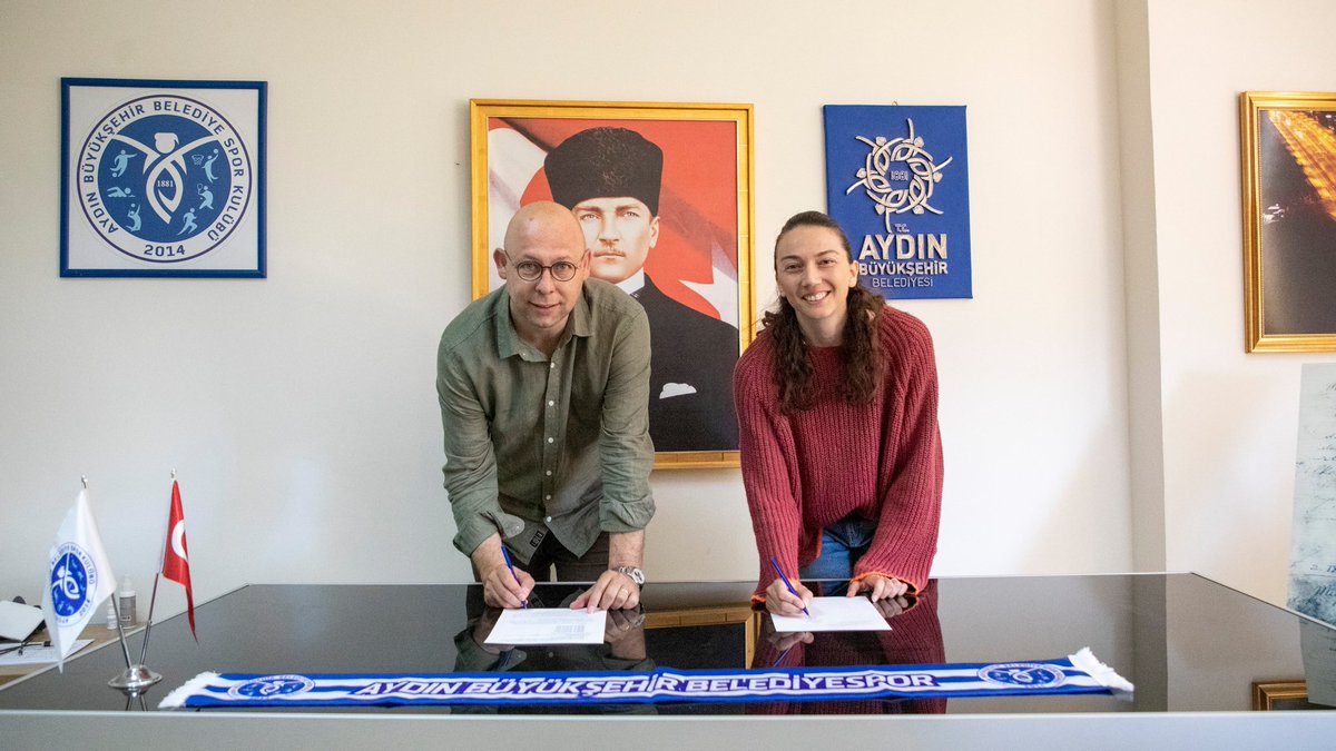 AydinBBSK's tweet photo. Fatma Şekerci ile yeniden. 💙🤍

2 yıl boyunca formamızı başarıyla taşıyan değerli kaptanımız ile yeniden sözleşme imzaladık. 

Kaptanımıza başarılı ve sakatlıksız bir sezon diliyoruz. https://t.co/N0SNIof550