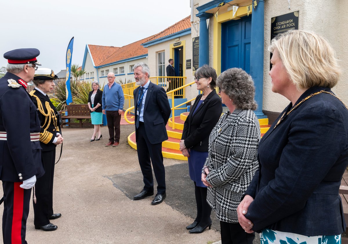 Delighted to welcome HRH The Princess Royal to #Stonehaven Open Air Pool this week to commemorate its 90th anniversary year.

HRH met with @ProvostAbdnshre Judy Whyte, Council Leader @gillianlowen K&M area chair @SarahADickinson and Chief Executive @jimsavege 
1-3