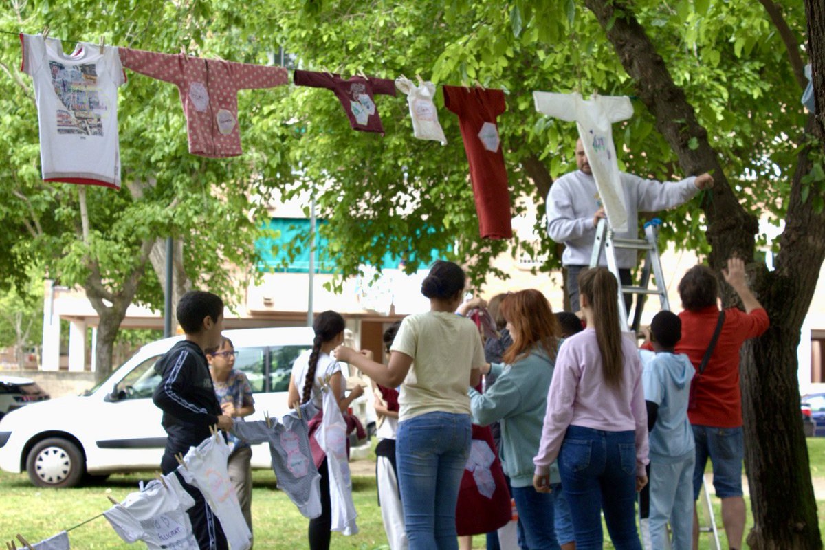 Festival Enre9 (@festivalenre9) on Twitter photo Entre ahir i avui alumnat de les 3 escoles de la zona han realitzat una instal·lació artística als jardins 1r de maig!
De la mà d’<a href="/instantropia/">instantropia</a>, han treballat durant les darreres setmanes a l'aula per tenir llest aquest projecte, que servirà també com a decoració del festival😍 Entre ahir i avui alumnat de les 3 escoles de la zona han realitzat una instal·lació artística als jardins 1r de maig!
De la mà d’<a href="/instantropia/">instantropia</a>, han treballat durant les darreres setmanes a l'aula per tenir llest aquest projecte, que servirà també com a decoració del festival😍