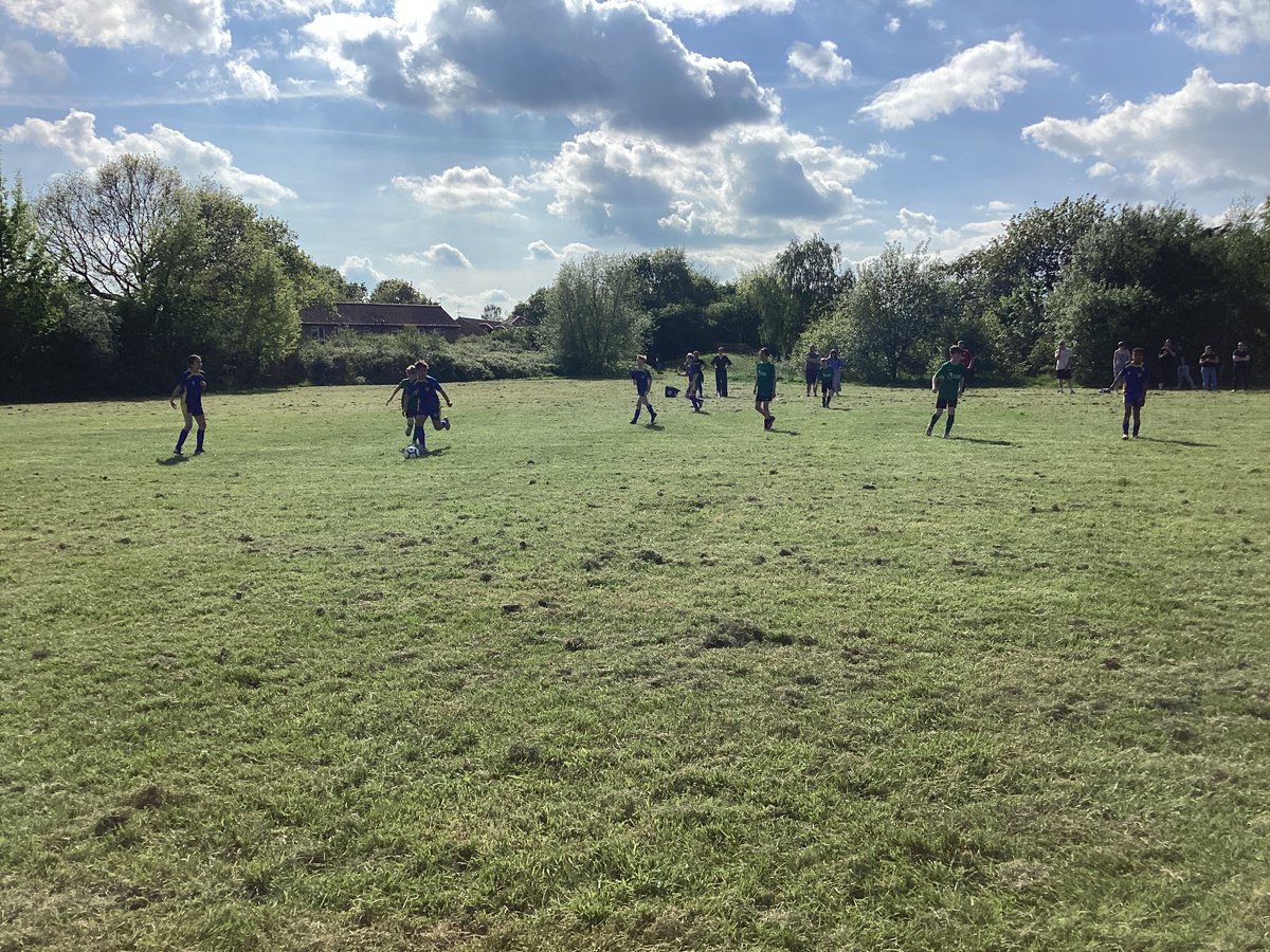 Last Thursday we took 2 of our Year 5/6 football teams to Yearsley Grove for friendly matches. Both teams continued to show great skill and teamwork. Another big well done to both teams for their effort and commitment to the sport! ⚽️👏#ParkGrovePE