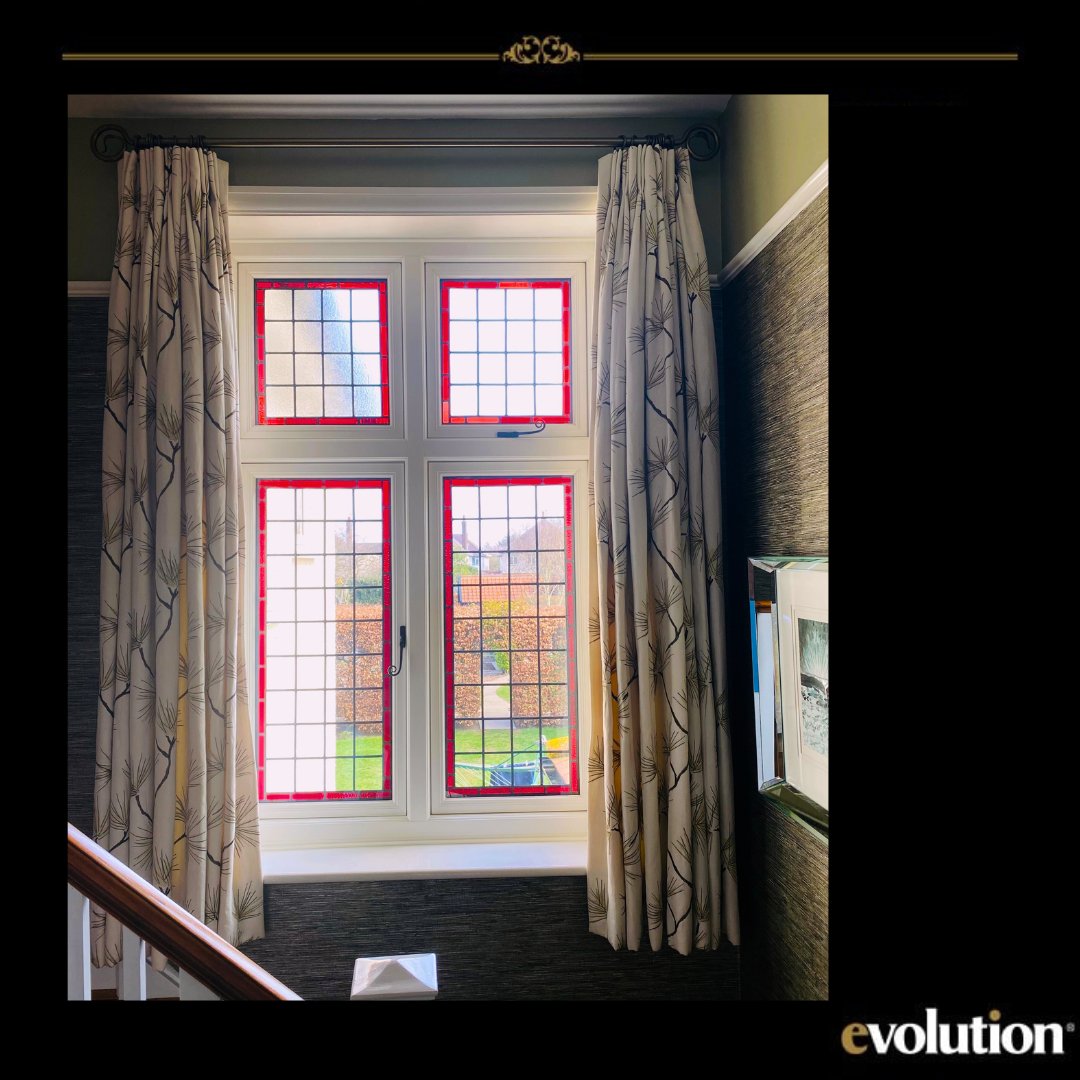 EvolutionMFG's tweet image. Transform a home with the classic charm of white bay windows accented with bold red lead lights! Create a stunning focal point that adds character and style to any room.

Who else is loving this timeless colour combination?

bit.ly/4ak7Dti

#EvolutionWindows #baywindows