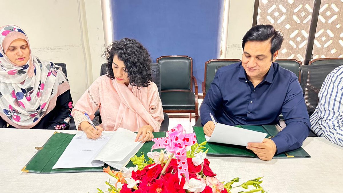 Great news for Punjab! Under the Punjab Green Development Program, a significant milestone has been achieved! Project Director PGDP, Ms. Samia Saleem, and CEO Global Technologies, Mr. Liaquat Ali, have signed an agreement for the Design, Supply, Installation and O&M of 15 Water