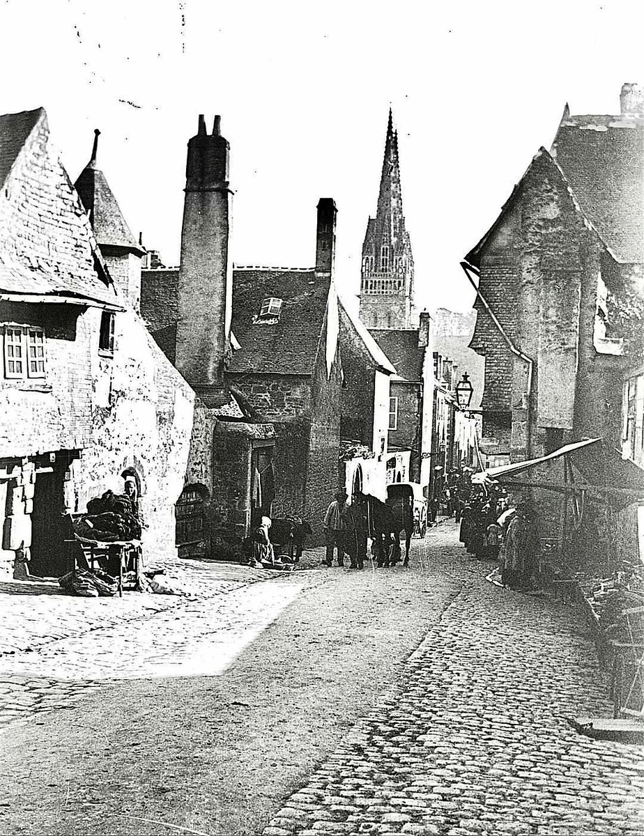 La rue royale à Quimper vers 1900, actuellement rue Elie Freron. Archives du Finistère