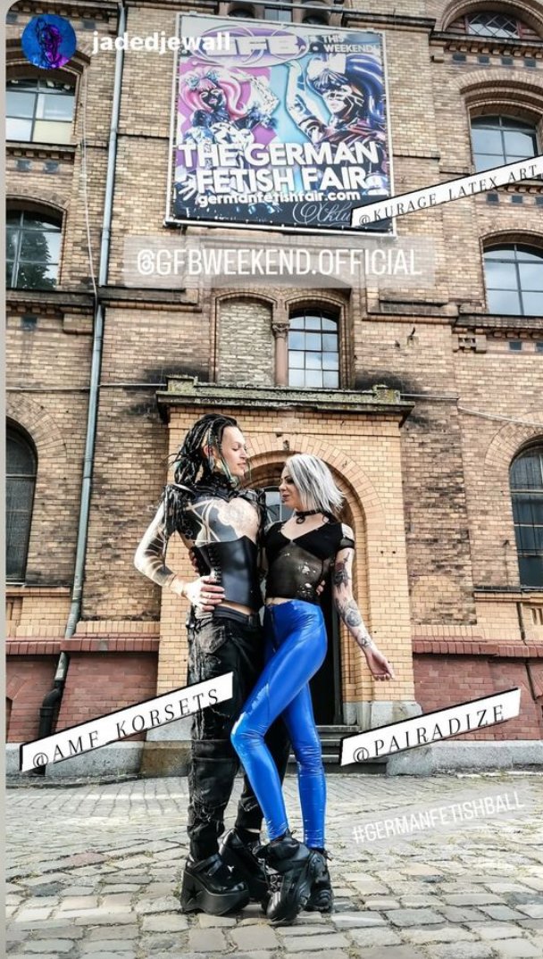 本業ネタに戻る 
先週末 ドイツはベルリンで開催された 
超有名イベント #GERMANFETISHBALL
今年もexpoの会場入り口には  
#Kurage がデカデカ 広告塔に
写真は、学生時代から Kurage をフォローしてくれて 
彼自身 ブランドを立ち上げた jaded jewall と 
クラゲモデルでもお馴染みのKiet Katharsis