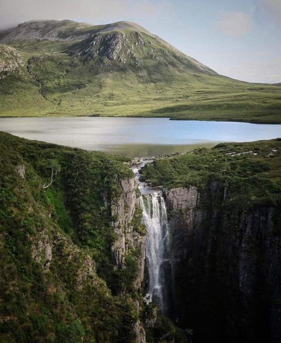 'But let me tell you that I love you, that I think about you all the time.
Caledonia you're calling me and now I'm going home' 🎵💙🏴󠁧󠁢󠁳󠁣󠁴󠁿

📍 Wailing Widow Falls, Assynt, Highlands