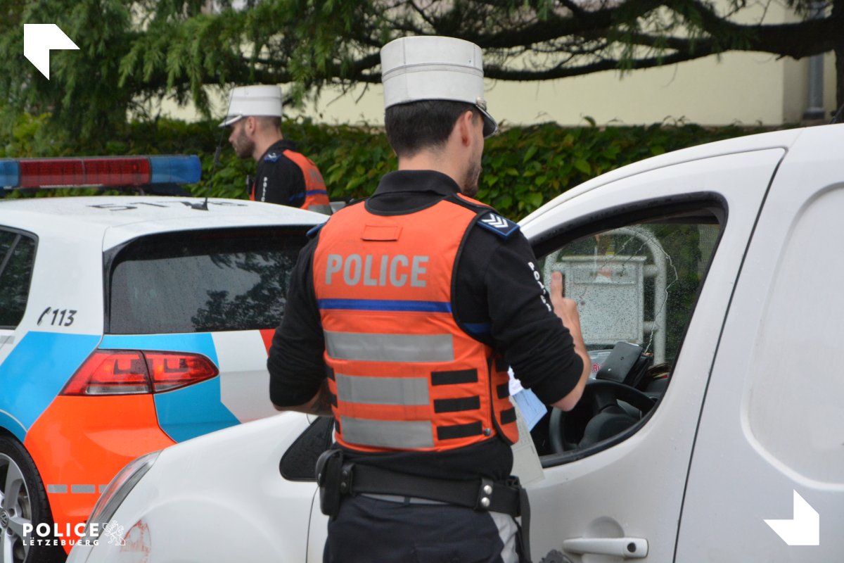 #SecherEnnerwee Depuis lundi, la Police multiplie les contrôles axés sur l'utilisation des smartphones au volant. ⚠️ Outre l'impact négatif sur les capacités du conducteur, on risque également une amende de 250 euros et la perte de 4 points. ℹ️ gd.lu/fhng2k