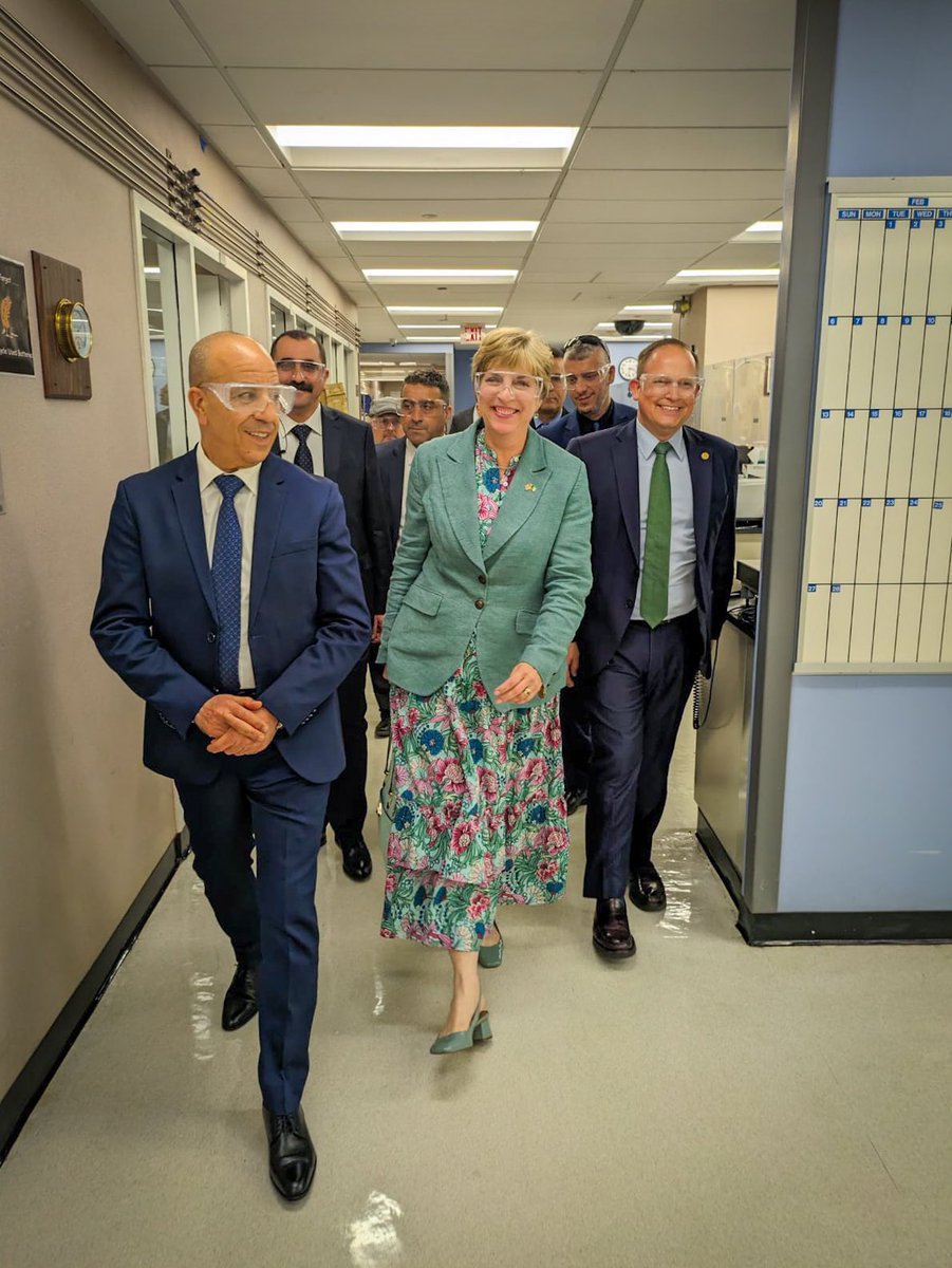 During an informative tour of @DEANEWYORKDiv, our @algeriepolice guests were briefed by experts in combatting narcotics trafficking, a key shared 🇺🇸-🇩🇿 goal. In the DEA lab we interacted with scientists specializing in chemical analysis.