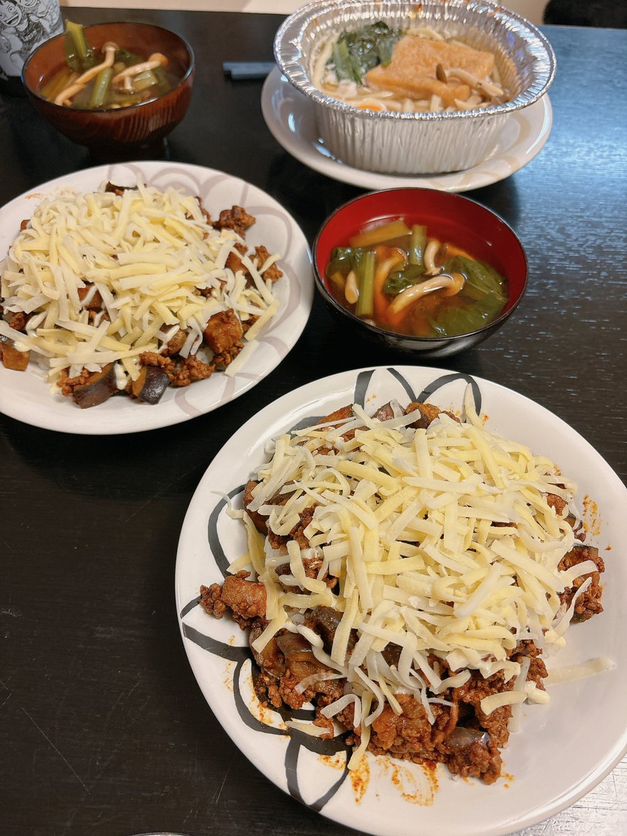 今夜は茄子タコライス🌻
次男は微熱が出てきて鍋焼きうどん🍜

ひき肉から大量に出る脂を茄子に吸わせたら美味いんじゃないか⁉️と思いついて作ったもののちょっと味が薄くなっちゃいました🤣笑
オリジナルは危険🤣笑