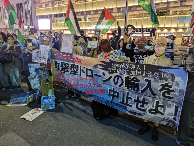 5月15日夕方、新宿駅南口で「ナクバの日」全国連帯アクション。「攻撃型ドローンの輸入は中止せよ」の横断幕など。