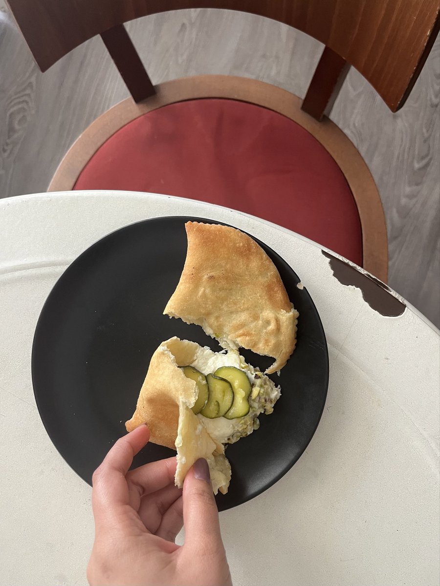 I’m in the Apulia region so gotta enjoy all the delicious panzerotti they have here. For lunch I ate this one with fresh stracciatella cheese, zucchini, and pistachio 🥰