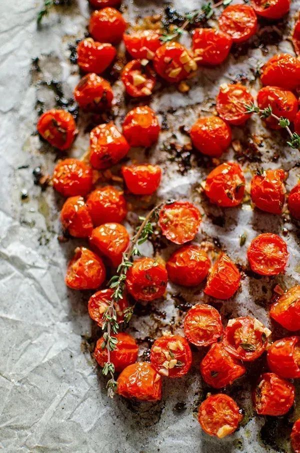 TERRIFIC side dish! Slow-roasted sweet cherry tomatoes /w garlic + thyme - so sweet ->buff.ly/47rl4Xd #tomatoes #foodie