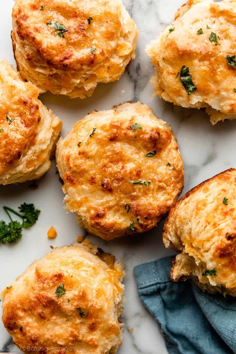 You know, seeing that Red Lobster is starting to close restaurants, now might be a good time to roll out the copy cat -Red Lobster Cheese Biscuits Recipe: (link in comments) Ingredients 2 cups all-purpose flour 1 cup shredded Cheddar cheese 1 tablespoon baking powder 1…