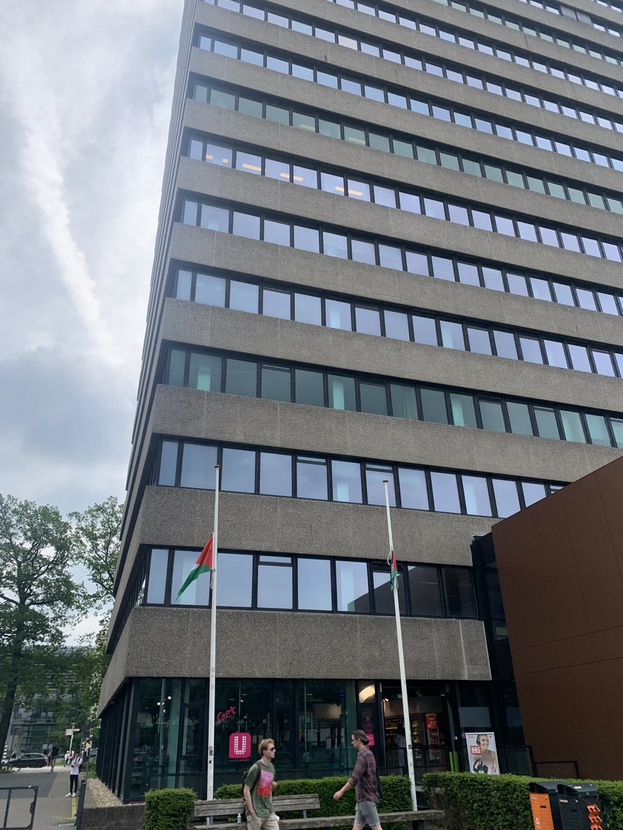 And the flags are back! Because it was so widely appreciated last time flags have been erected again at @Radboud_Uni. This time at half mast to acknowledge the unimaginable suffering of Palestinians in Gaza and beyond at the hands of the genocidal Israeli state.