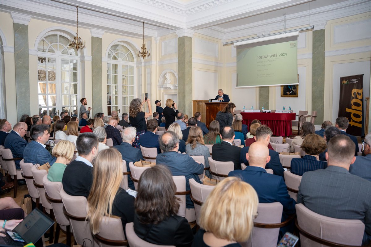 MRiRW_GOV_PL's tweet photo. 🍀Minister @CzSiekierski: Uważam, że potrzebne są głębsze zmiany Wspólnej Polityki Rolnej UE. Płatności bezpośrednie są ważne, ale już nie tak istotne. Wsparcie finansowe musi być dostosowane do wyzwań czasu i zmieniających się realiów.
#PolskaWieś2024 #Raportostaniewsi #fdpa https://t.co/yOUwO7lXSw