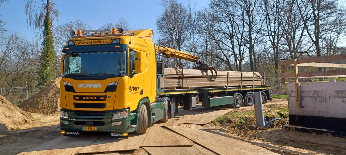 Wie kan ons tijdelijk uit de brand helpen? Wij zijn op zoek naar een ervaren chauffeur die ten minste tot oktober op een van onze vrachtwagens met kraanoplegger kan rijden.

Ben je of ken je een geschikt iemand? Neem dan graag contact op via 06-34491277.

#SterkBV