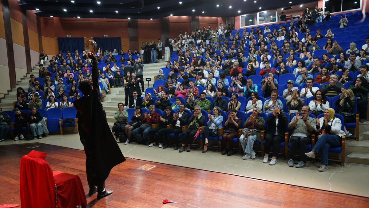 Sertaç Yekeboğa's one-man show of Macbeth at the IV. International Shakespeare Festival left audiences in awe. No wonder the performance was honored with the Direklerarası Audience Awards for Best One-Man Performance! <a href="/DepoArtSahne/">DepoArt</a>
#ShakespeareinTurkey #SertaçYekeboğa #Macbeth