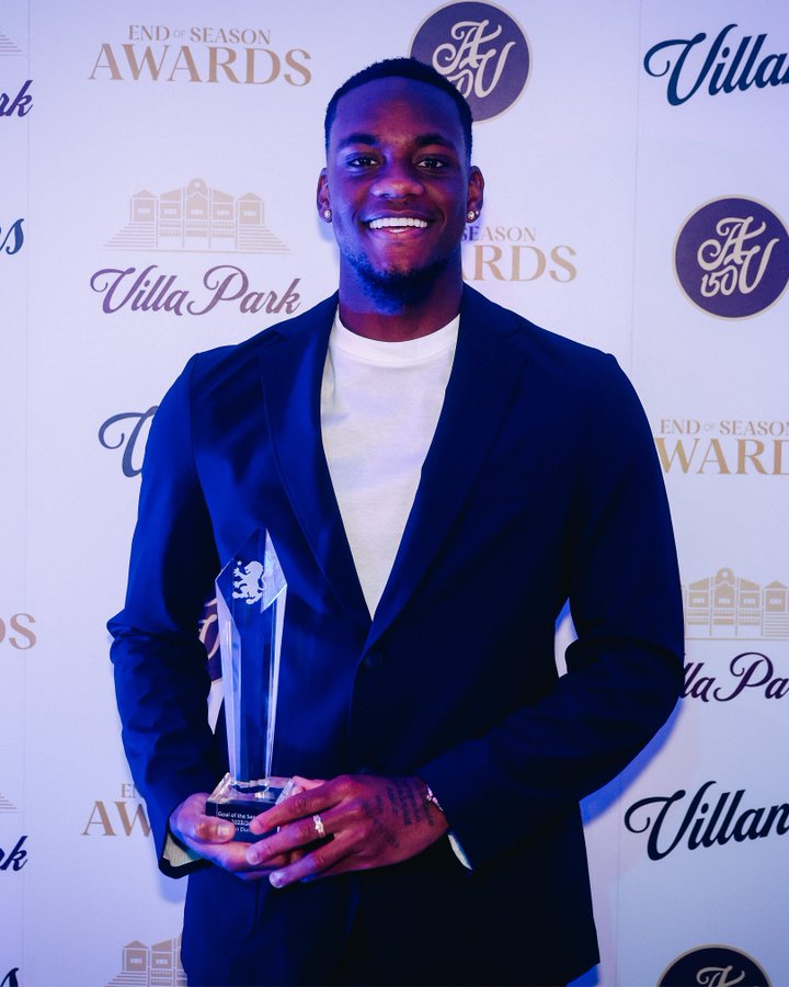 Jhon Durán holding his 2023/24 Men's Goal of the Season award.