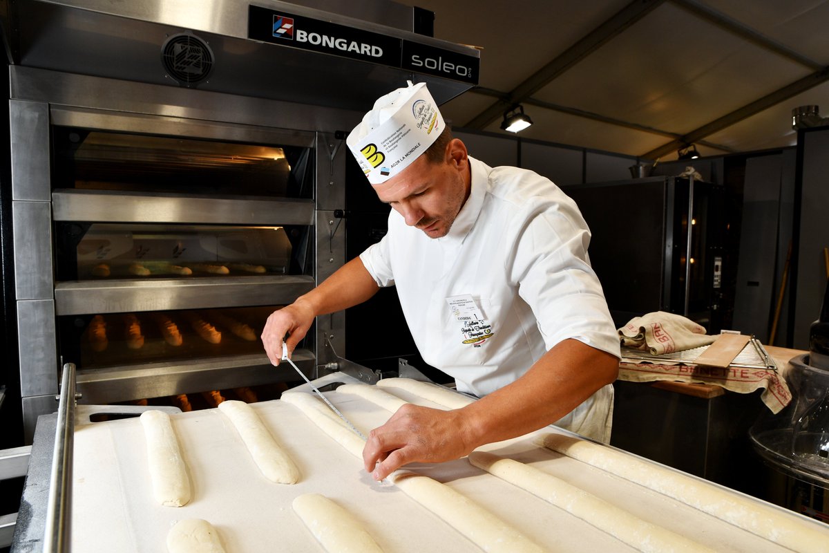 🏆 10e édition du Concours National de la Meilleure Baguette de Tradition Française Les 6 finalistes se confrontent à cette troisième et dernière journée de concours. 🥖 Merci à nos partenaires pour le soutien dans l'organisation de ce concours : @AG2RLAMONDIALE,