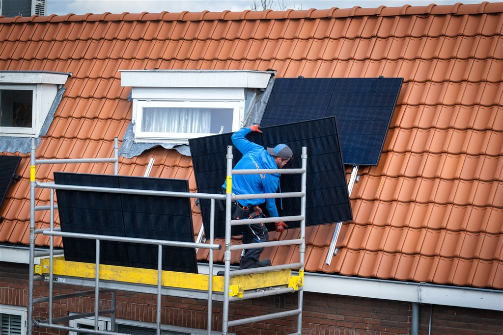 Ook bij Vattenfall ga je betalen voor terugleveren zonne-energie
rtl.nl/nieuws/rtl-z/a…