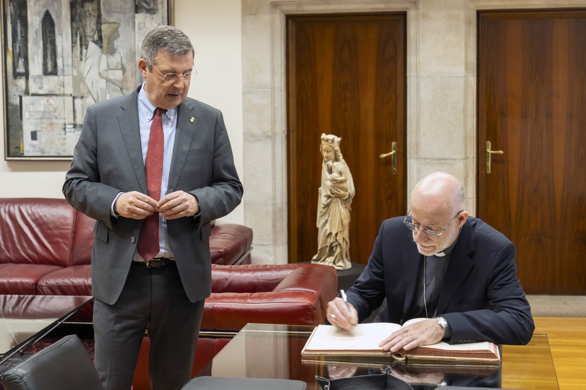 📍Primera visita institucional del nou bisbe de #Girona, fra Octavi Vilà, a la seu de la #DdGi. 🤝L'ha rebut el president, Miquel Noguer, amb qui ha conversat sobre temes relacionats amb les #comarquesgironines. Posteriorment, ha signat al Llibre d'Honor de la corporació.