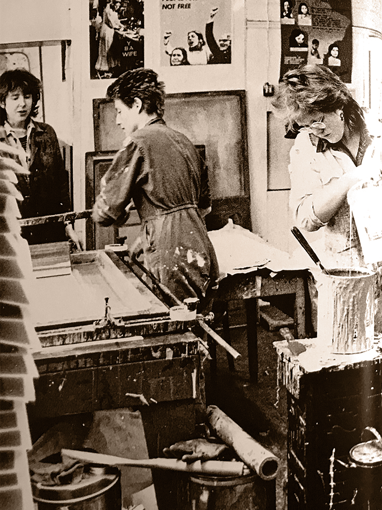M_Beltza's tweet photo. Pequeño hilo recordatorio de ‘See Red Women's Workshop’, el colectivo feminista de serigrafía que, además de diseñar e imprimir sus propios carteles, fue soporte gráfico fundamental para muchas otras luchas y organizaciones de los 70 y 80 del siglo pasado 🔥. https://t.co/JxcYQoVZQr