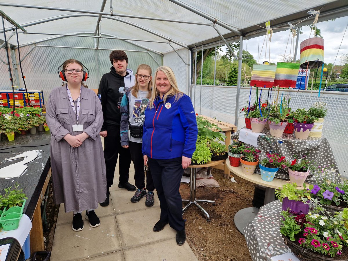 A huge thank you to <a href="/Tesco/">Tesco</a> for the donation of lovely plants for our special 'Superbloom Week' #tesco #superbloomschools <a href="/HRP_palaces/">Historic Royal Palaces</a>
