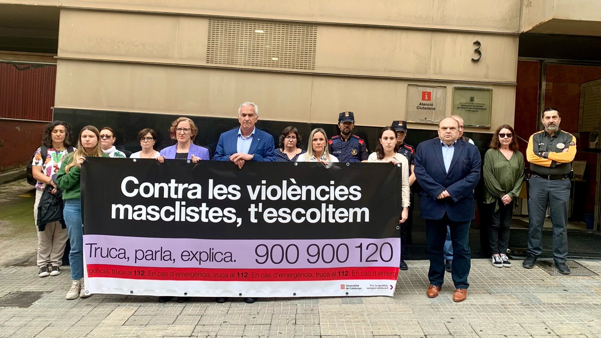Minut de silenci a la delegació del @govern a Tarragona per condemnar i rebutjar el feminicidi ocorregut a Vic #NiUnaMenys