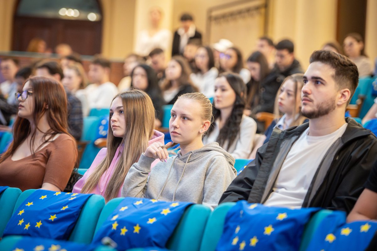 Celebrating #EuropeDay and promoting #UseYourVote with our students at Bucharest University for Economic Studies. Frank conversations, and distinguished guests. But, above all, proeuropean and smart students. The kids are alright, as the saying goes :)