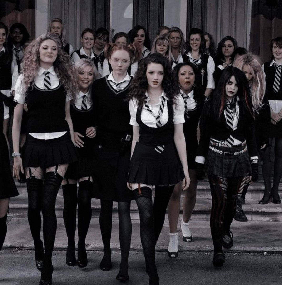 #ストッキングの日
Stocking day. Today I look like St. Trinian's
今日のLyraはこんな感じ

#StTrinians