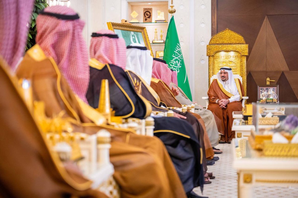 EmarahAlQassim's tweet photo. بارك سموه توقيع الإتفاقية ، مشيرا بأن إنشاء مثل هذه المراكز تسهم في دعم القطاع التعليمي بالتعاون مع القطاع الخاص وتطوير سبل التعليم والتدريب على مختلف الاصعدة..

سمو #أمير_منطقة_القصيم يبارك توقيع إتفاقية لإنشاء مركز عبدالله السليمان لريادة الأعمال بغرفة عنيزة . https://t.co/up3iLGSjy2