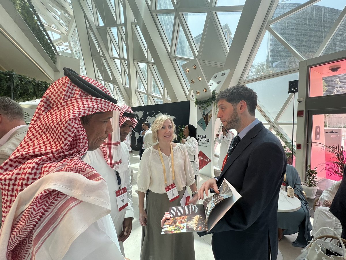 Great to see the British #tourism delegation at #GREATFUTURES making connections with top #Saudi buyers, showcasing our fantastic destinations. Pic with #Ewan Frost-Pennington @MuncasterCastle @Visitbritainbiz @GREATBritain