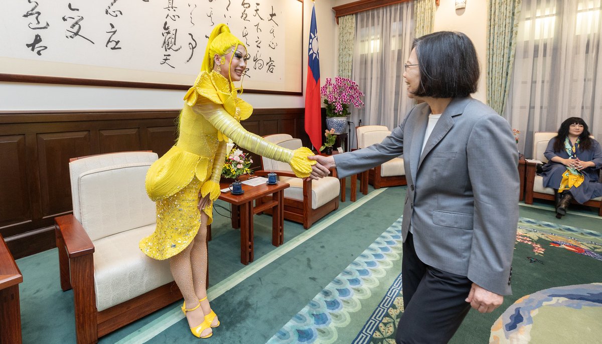 Taiwan drag queen Nymphia Wind performs at Presidential Office taiwannews.com.tw/news/5687184