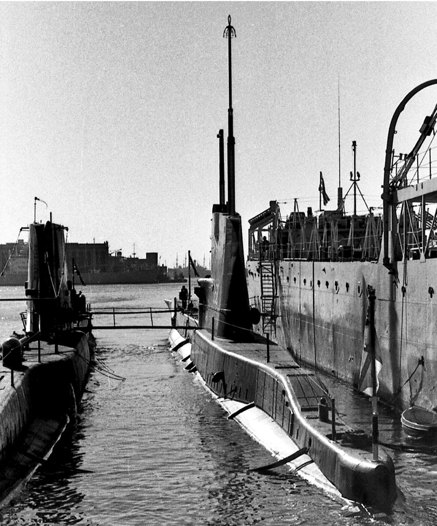 Submarines ⬅️SS #HMSToken P328 (1945-1970) T Class ➡️SS #HMSTotem P352 (1945-1965) T Class 📷 1960 #Genoa (Augusto Nani) @RoyalNavy 🇬🇧