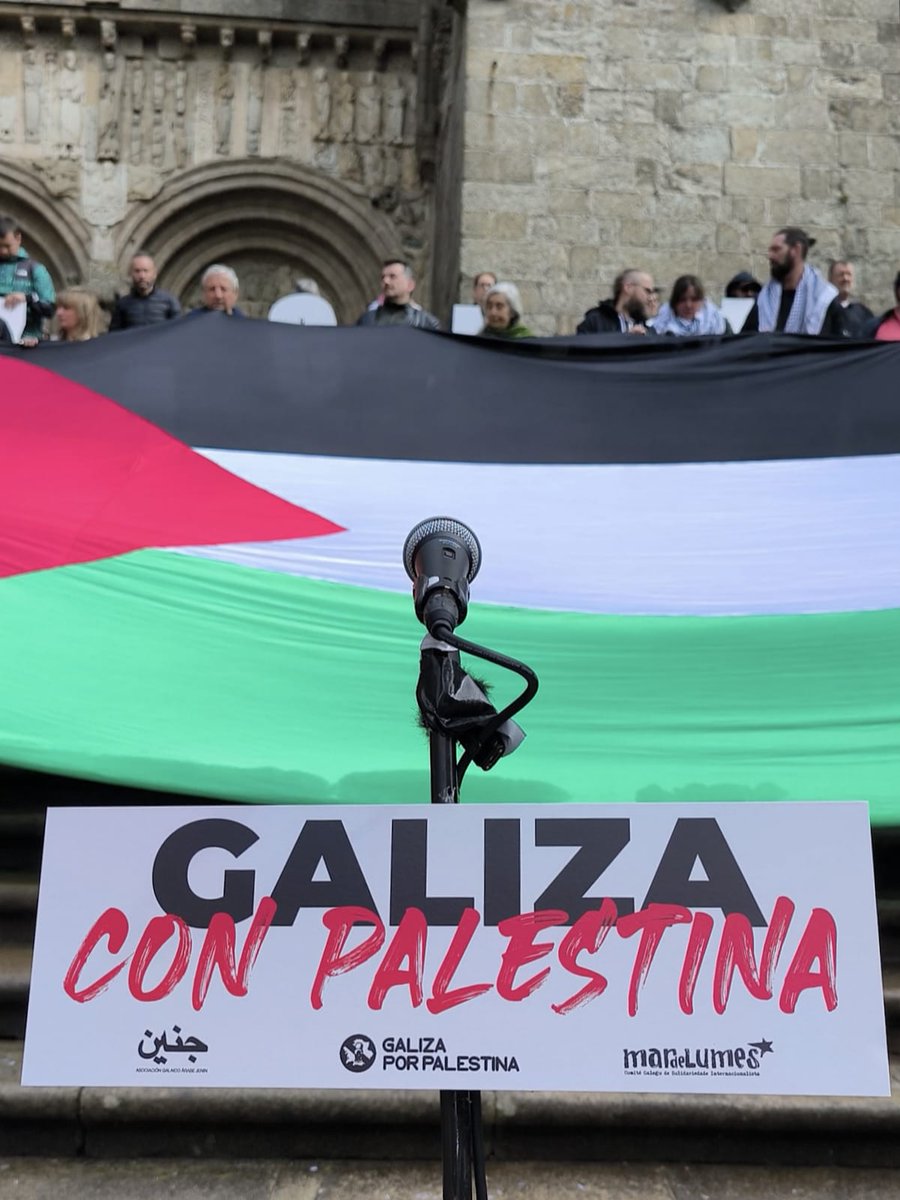 🗝️ No día da #Nakba denunciamos que o nivel de violencia do estado sionista desde o 7 de outubro non ten precedentes desde a fatídica data de 1948. 🇵🇸 A acción de @galizapalestina, Asociación Jenin e @mardelumes dá continuidade a 7 meses de solidariedade galega coa Palestina.