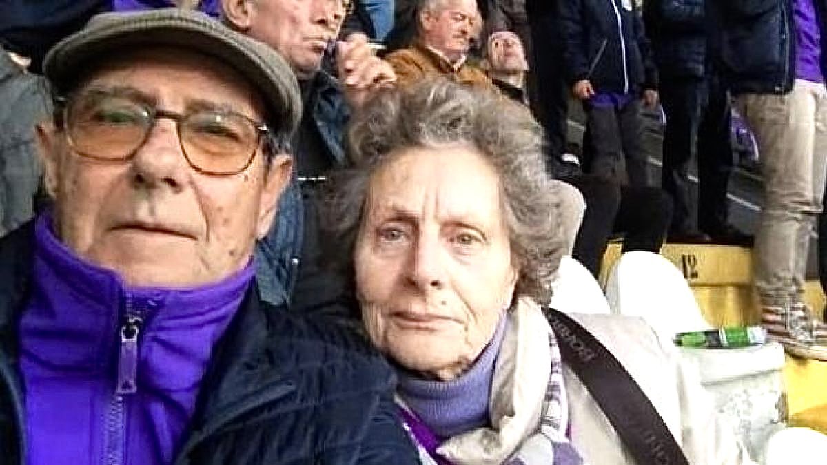 La storia dei due tifosi della #Fiorentina, marito e moglie di 87 e 83 anni, abbonati e sempre presenti in casa dal 1980, che andranno ad #Atene per la finale di Conference, con il figlio che gli ha comprato i biglietti… è di una bellezza disarmante.

Poi, c’è chi, pur potendo,…