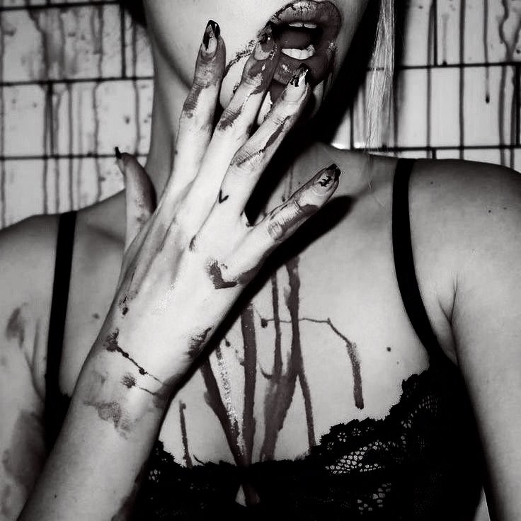 livresczyta's tweet image. „-Twoja panienka traktowała zabijanie jako zabawę, aż za bardzo.

Zadziałałem automatycznie, wbiłem nóż w serce mężczyzny, którego cały czas trzymałem.”

 #whiteagony