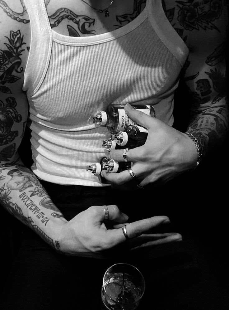 livresczyta's tweet image. „-Twoja panienka traktowała zabijanie jako zabawę, aż za bardzo.

Zadziałałem automatycznie, wbiłem nóż w serce mężczyzny, którego cały czas trzymałem.”

 #whiteagony